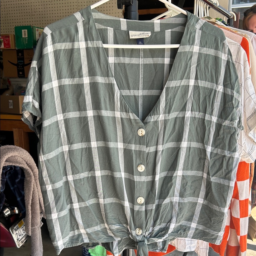 Universal Thread Green Plaid Button-Up Women's Top
